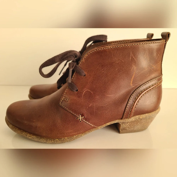 Clarks Artisan Brown Nubuck Leather Boots, Size 6M - Picture 3 of 9